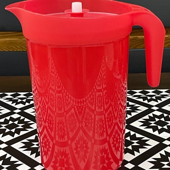 Large 1 Gallon Tupperware Pitcher - Picture 2 of 3